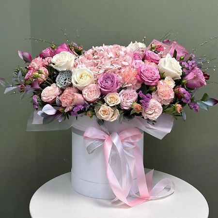 Букет живых цветов ДЕЛА ЦВЕТОЧНЫЕ ЦВЕТЫ.ЯГОДА.ДЕКОР Коробка с цветами «Пудра»