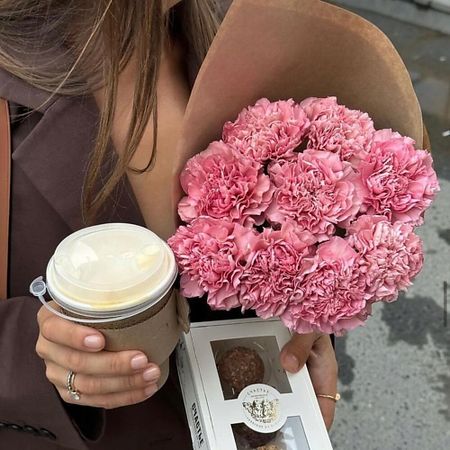 Букет живых цветов МНОГО ЦВЕТОВ ЦВЕТОЧНЫЙ МАГАЗИН Кулек комплимент из розовых диантусов