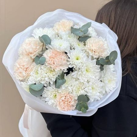 Букет живых цветов МНОГО ЦВЕТОВ ЦВЕТОЧНЫЙ МАГАЗИН Букет из кустовой хризантемы, диантусов, эвкалипта