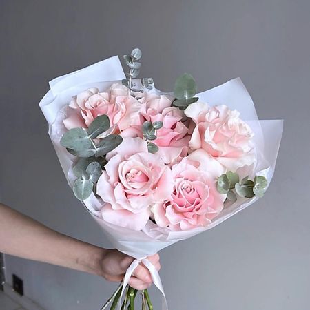 Букет живых цветов МНОГО ЦВЕТОВ ЦВЕТОЧНЫЙ МАГАЗИН Монобукет французская роза с эвкалипт