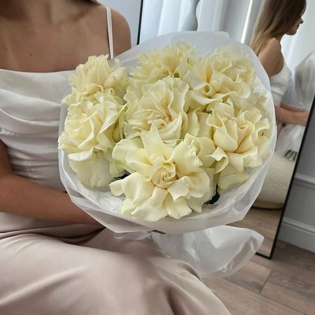 Букет живых цветов МНОГО ЦВЕТОВ ЦВЕТОЧНЫЙ МАГАЗИН Монобукет из белых французских роз