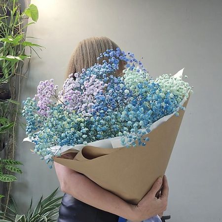 Букет живых цветов ДОМ ЦВЕТОВ АННЫ БАКАЛОВОЙ Букет из радужной гипсофилы. Холодные оттенки