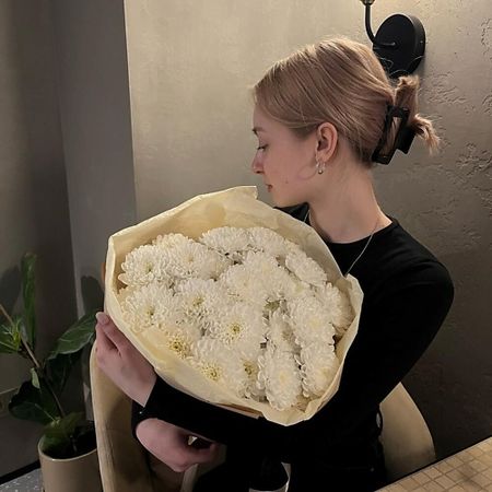 Букет живых цветов МНОГО ЦВЕТОВ ЦВЕТОЧНЫЙ МАГАЗИН Монобукет из 7 кустовых белых хризантем