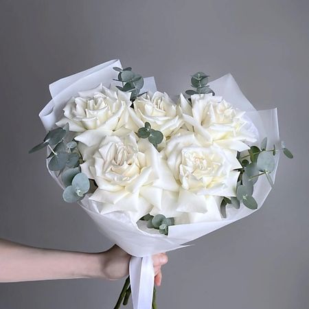 Букет живых цветов МНОГО ЦВЕТОВ ЦВЕТОЧНЫЙ МАГАЗИН Монобукет из французских роз с эвкалиптом