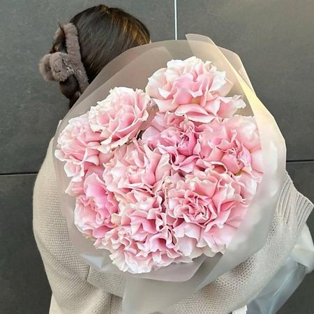 Букет живых цветов МНОГО ЦВЕТОВ ЦВЕТОЧНЫЙ МАГАЗИН Монобукет из 9 французкиз роз харук олег васильевич магазин под диваном