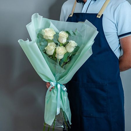 Букет живых цветов ЦВЕТНИК ЦВЕТЫ И ПОДАРКИ Букет из 5 белых роз Эквадор с эвкалиптом