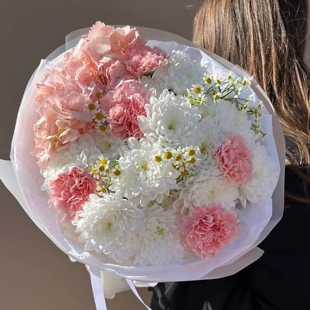 Букет живых цветов МНОГО ЦВЕТОВ ЦВЕТОЧНЫЙ МАГАЗИН Сборный букет из кустовых хризантем, диантусов и гортензии