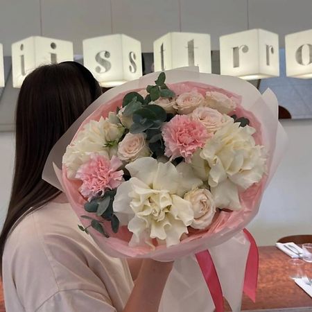 Букет живых цветов МНОГО ЦВЕТОВ ЦВЕТОЧНЫЙ МАГАЗИН Букет из французских роз, диантусов и кустовых роз