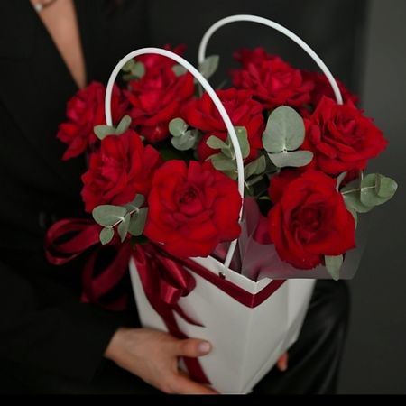 Букет живых цветов ШОПЕН Сумочка с красными французскими розами