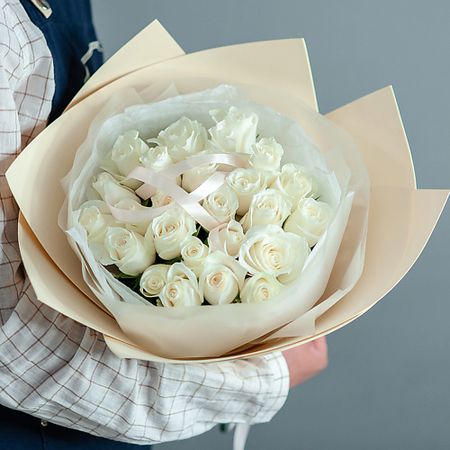 Букет живых цветов ЦВЕТНИК ЦВЕТЫ И ПОДАРКИ 25 белых кенийских роз в нежном оформлении