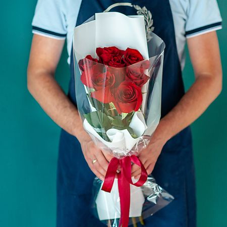 Букет живых цветов ЦВЕТНИК ЦВЕТЫ И ПОДАРКИ Букет из 7 красных роз Эквадор в оформлении