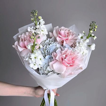 Букет живых цветов МНОГО ЦВЕТОВ ЦВЕТОЧНЫЙ МАГАЗИН Букет из французских роз, гортензий и маттиолы