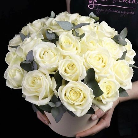 Букет живых цветов GLOW FLOWERS Букет из белых роз в шляпной коробке