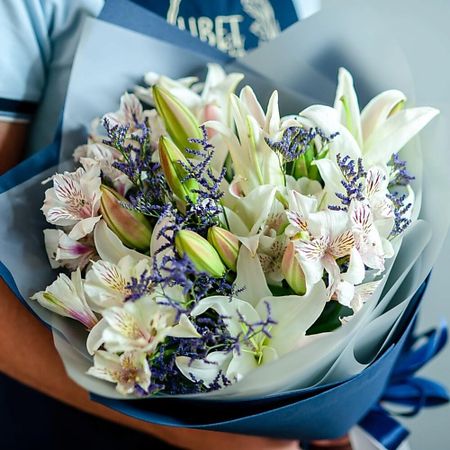 Букет живых цветов ЦВЕТНИК ЦВЕТЫ И ПОДАРКИ Букет из лилий и альстромерий с лимониумом