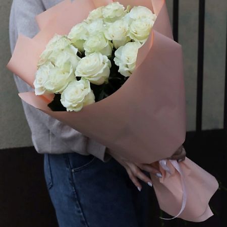 Букет живых цветов MILOTTA FLORAL SHOP 15 белоснежных роз
