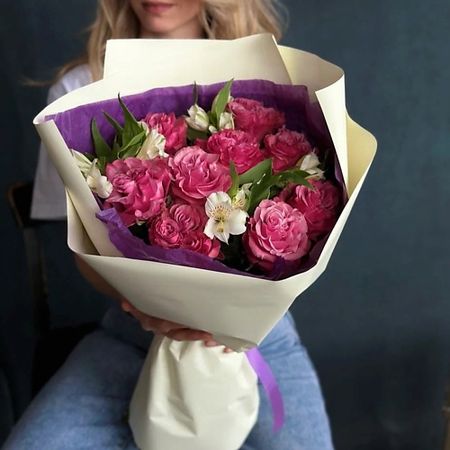 Букет живых цветов ШОПЕН Букет с малиновыми пионовидными розами и альстромерией