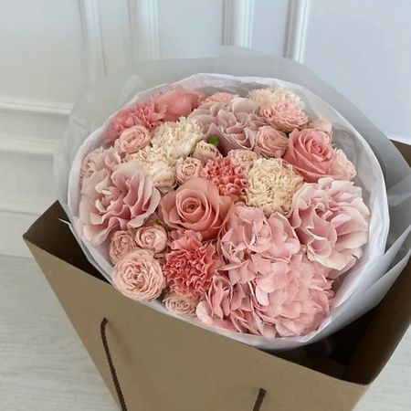 Букет живых цветов МНОГО ЦВЕТОВ ЦВЕТОЧНЫЙ МАГАЗИН Авторский букет из роз и жиантусов харук олег васильевич магазин под диваном