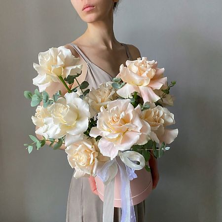 Букет живых цветов VERESK Французские розы цвета Шампань в коробке. Veresk 429 неизвестный вольтер и другие французские переводы майи квятковской