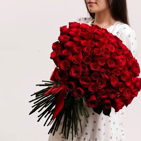 Букет живых цветов БУКЕТНАЯ ЛАВКА 101 Красная роза