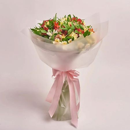 Букет живых цветов AZALIANOW ЦВЕТЫ. ПОДАРКИ. ДЕКОР Букет из 25 разноцветных альстромерий в нежной упаковке