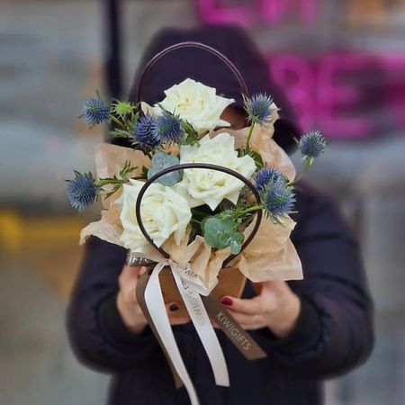 Букет живых цветов KIWIGIFTS Букет цветов живые Розы, Эвкалипт, Эрингиум