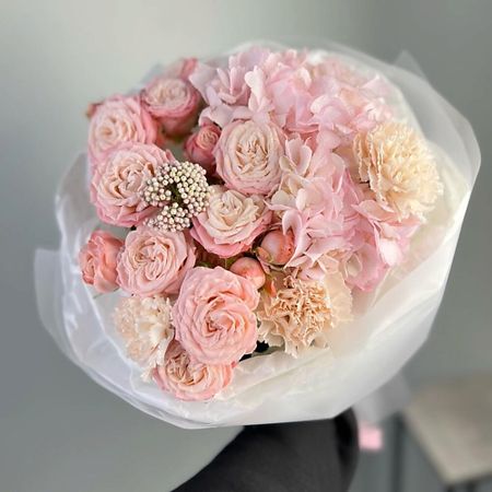 Букет живых цветов FLORES Нежная гортензия с пионовидными розами и диантусами