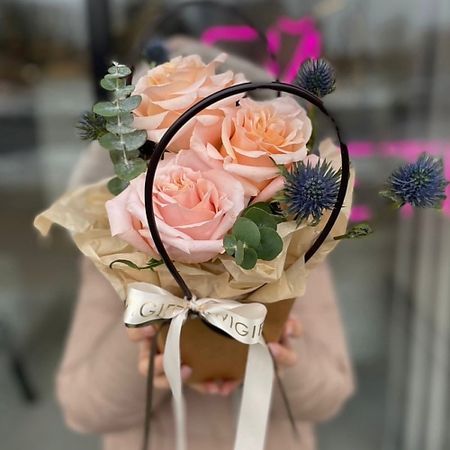 Букет живых цветов KIWIGIFTS Букет цветов живые Розы, Эвкалипт, Эрингиум