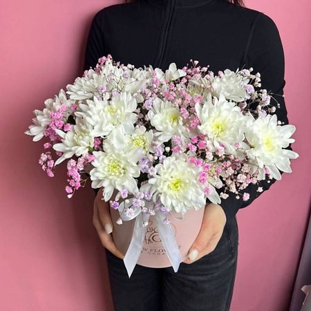 Букет живых цветов GLOW FLOWERS Кустовые хризантемы и гипсофила в шляпной коробке