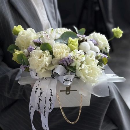 Букет живых цветов ШОПЕН Стильная сумочка на цепочках