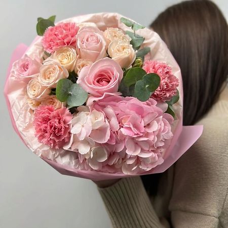 Букет живых цветов FLORES Нежный милый букет с гортензией и ароматными пионовидными розами