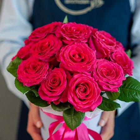 Букет живых цветов ЦВЕТНИК ЦВЕТЫ И ПОДАРКИ Малиновые розы в шляпной коробке