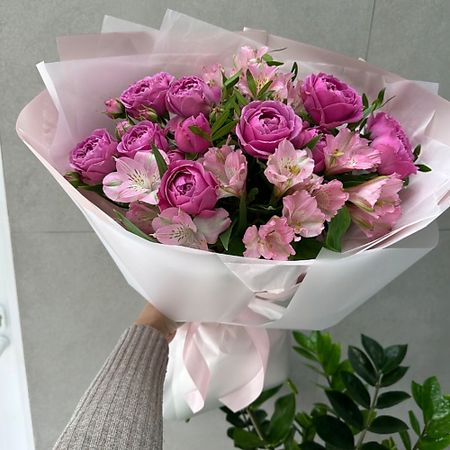 Букет живых цветов ПИОН ЦВЕТОЧНАЯ СТУДИЯ Красивый букет с кустовой пионовидной розой