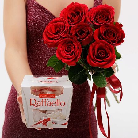 Букет живых цветов БУКЕТНАЯ ЛАВКА 7 роз и раффаэлло