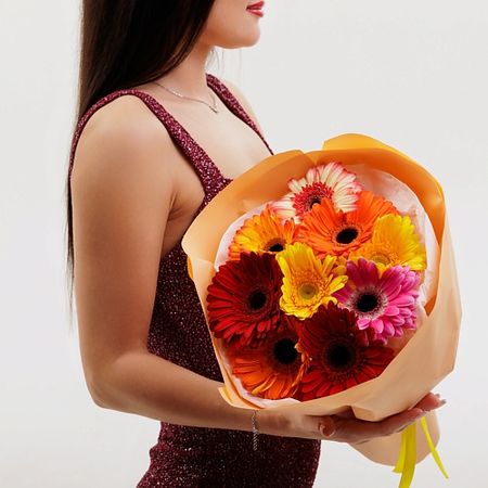 Букет живых цветов БУКЕТНАЯ ЛАВКА Монобукет из 9 гербер микс