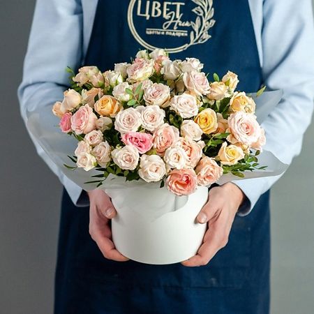 Букет живых цветов ЦВЕТНИК ЦВЕТЫ И ПОДАРКИ Кустовая роза в шляпной коробке Размер М