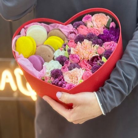 Букет живых цветов FLOWER ART HOUSE СТУДИЯ ФЛОРИСТИКИ И ДЕКОРА Среднее сердце с цветами и сладостями