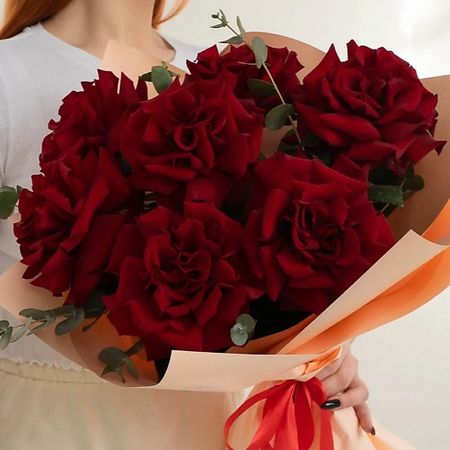 Букет живых цветов SORRYCH Букет из 7 Бордовых, французских роз с эвкалиптом