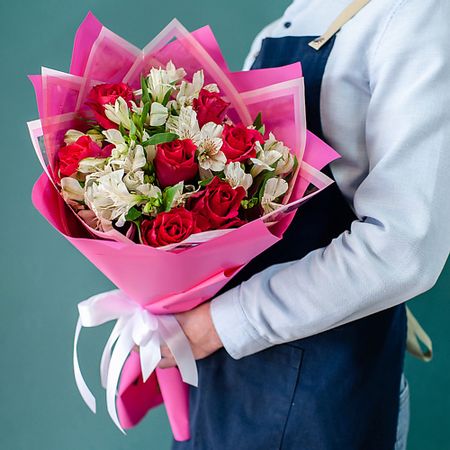 Букет живых цветов ЦВЕТНИК ЦВЕТЫ И ПОДАРКИ Малиновые розы с альстромерией