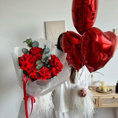 Букет живых цветов МY MOMENT Комбо красные французские розы и 3 фольгированных шарика ️