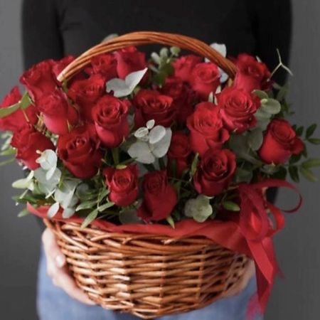Букет живых цветов GLOW FLOWERS Корзина с красными розами, монобукет свежих цветов