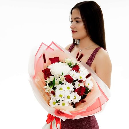 Букет живых цветов БУКЕТНАЯ ЛАВКА Сборный букет в красных тонах