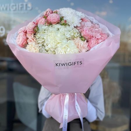 Букет живых цветов KIWIGIFTS Букет цветов живые кустовые розы, гортензии, хризантема, гвоздики