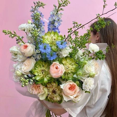 Букет живых цветов ЗАЦВЕТАЙ. ЦВЕТОЧНЫЙ БУТИК Премиум букет «Лесная нимфа» розы вегги в кружевных цветущих ветках