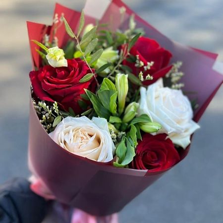 Букет живых цветов FLOWERTVER Букет с розами и альстромерией