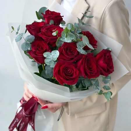 Букет живых цветов FLOWERTVER Букет из 9 красных роз с эвкалиптом