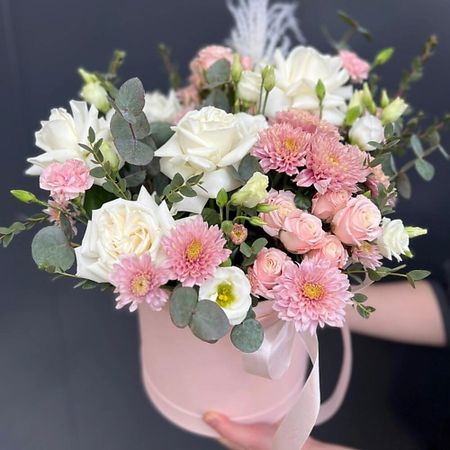 Букет живых цветов FLOWERTVER Композиция в шляпной коробке с французскими розами и хризантемой