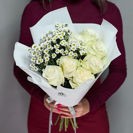 Букет живых цветов FLOWERTVER Розы и ромашки