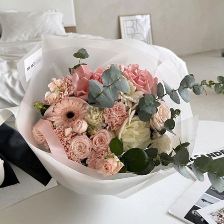 Букет живых цветов МY MOMENT Букет из роз, диантусов, гермини и эвкалипта в белой упаковке