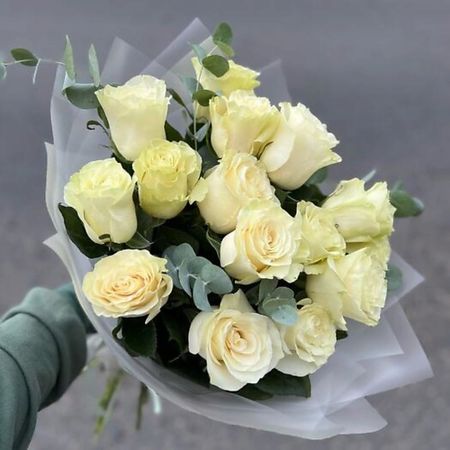 Букет живых цветов FLOWERTVER Букет из 15 белых роз с эвкалиптом