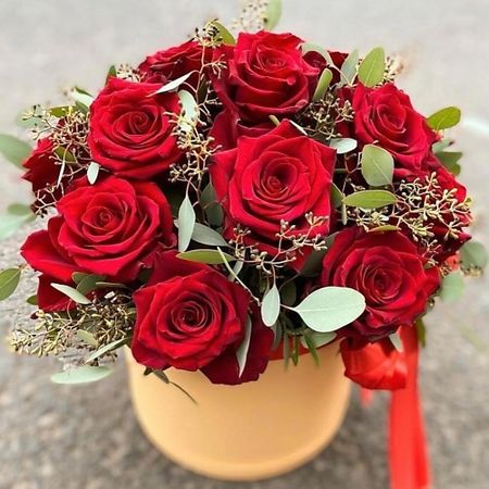 Букет живых цветов FLOWERTVER Красные розы в шляпной коробке